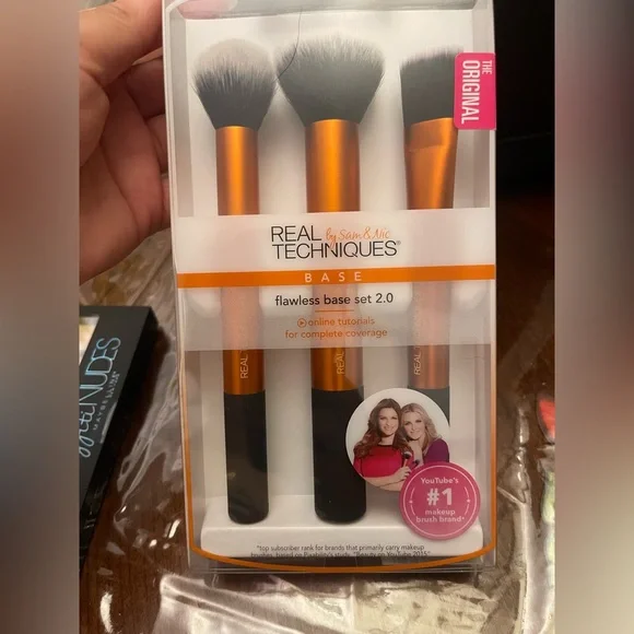 4 pieces  
2 brush sets  
2 eyeshadow palettes - Picture 3 of 7